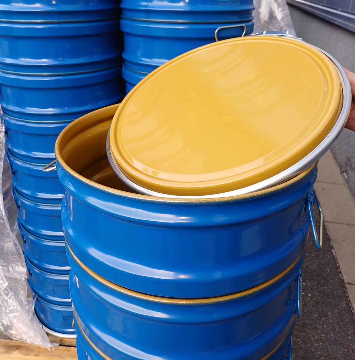 Robustes 60L lackiertes Metallfass mit abnehmbarem Deckel - Ideal für Lagerung und Transport